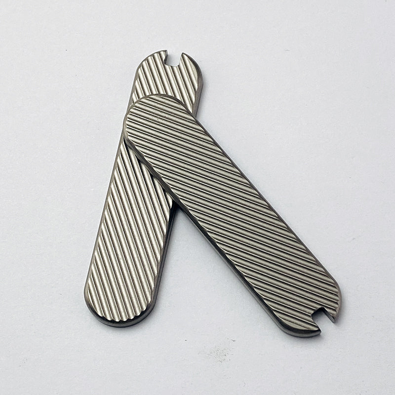 Cuchillo de 58 mm con cachas de titanio y mangos de repuesto para SAK
