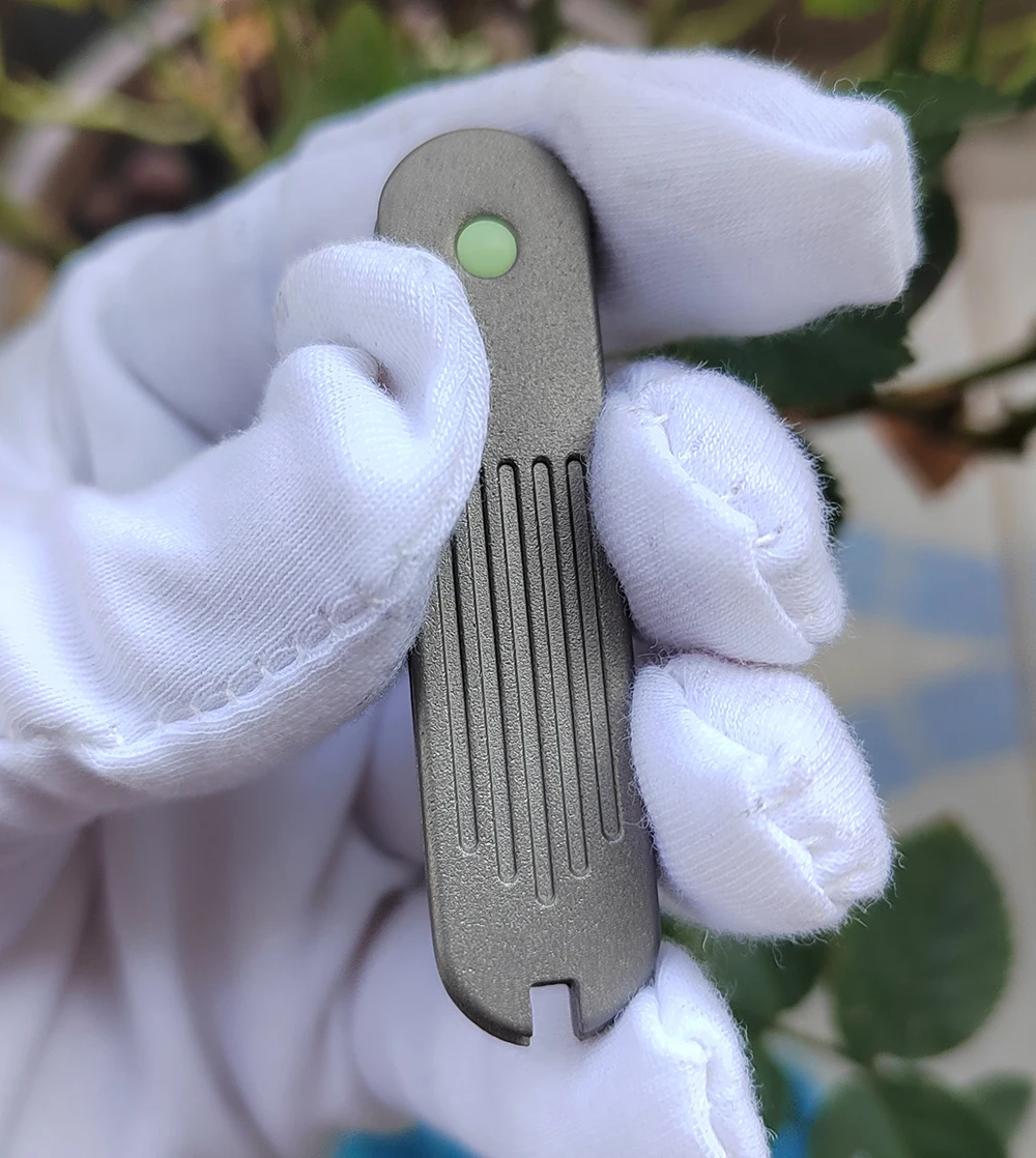 Cuchillo de 58 mm con mango de titanio y escamas luminosas, piezas de repuesto SAK