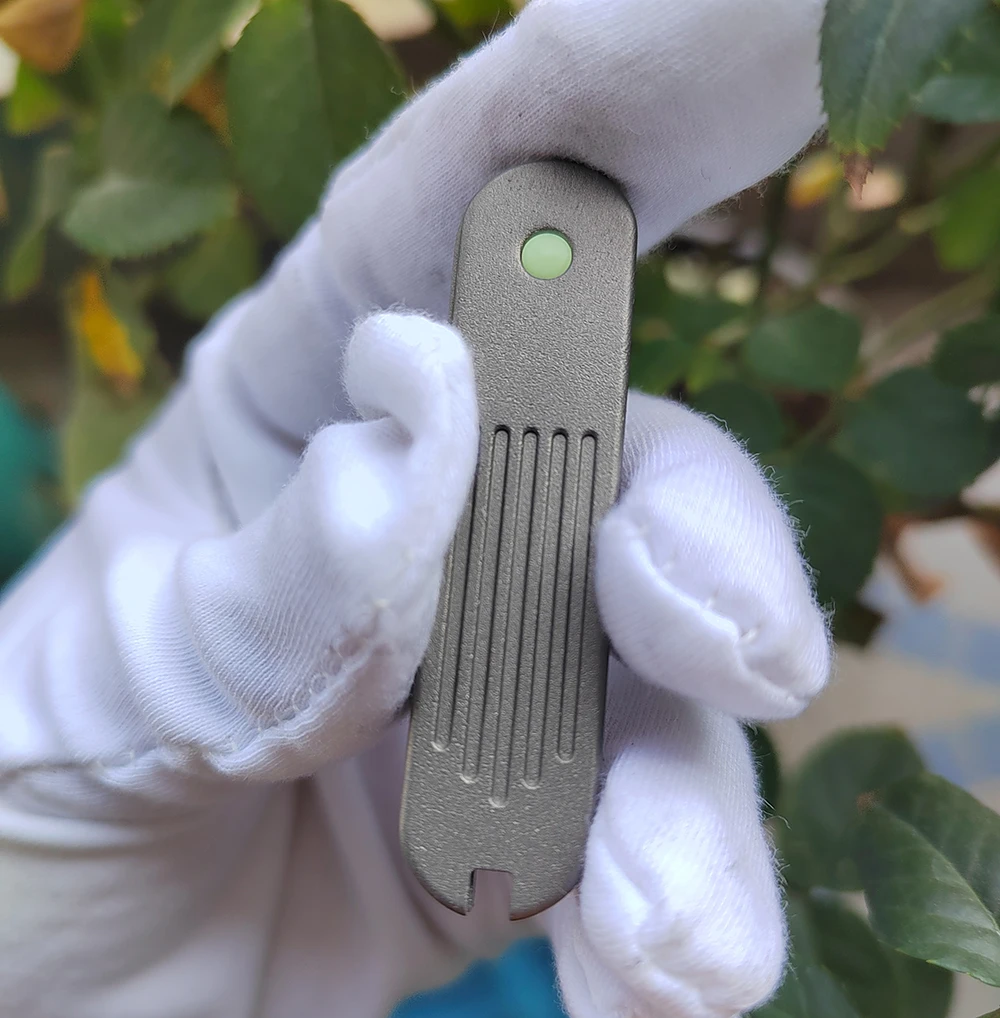 Cuchillo de 58 mm con mango de titanio y escamas luminosas, piezas de repuesto SAK
