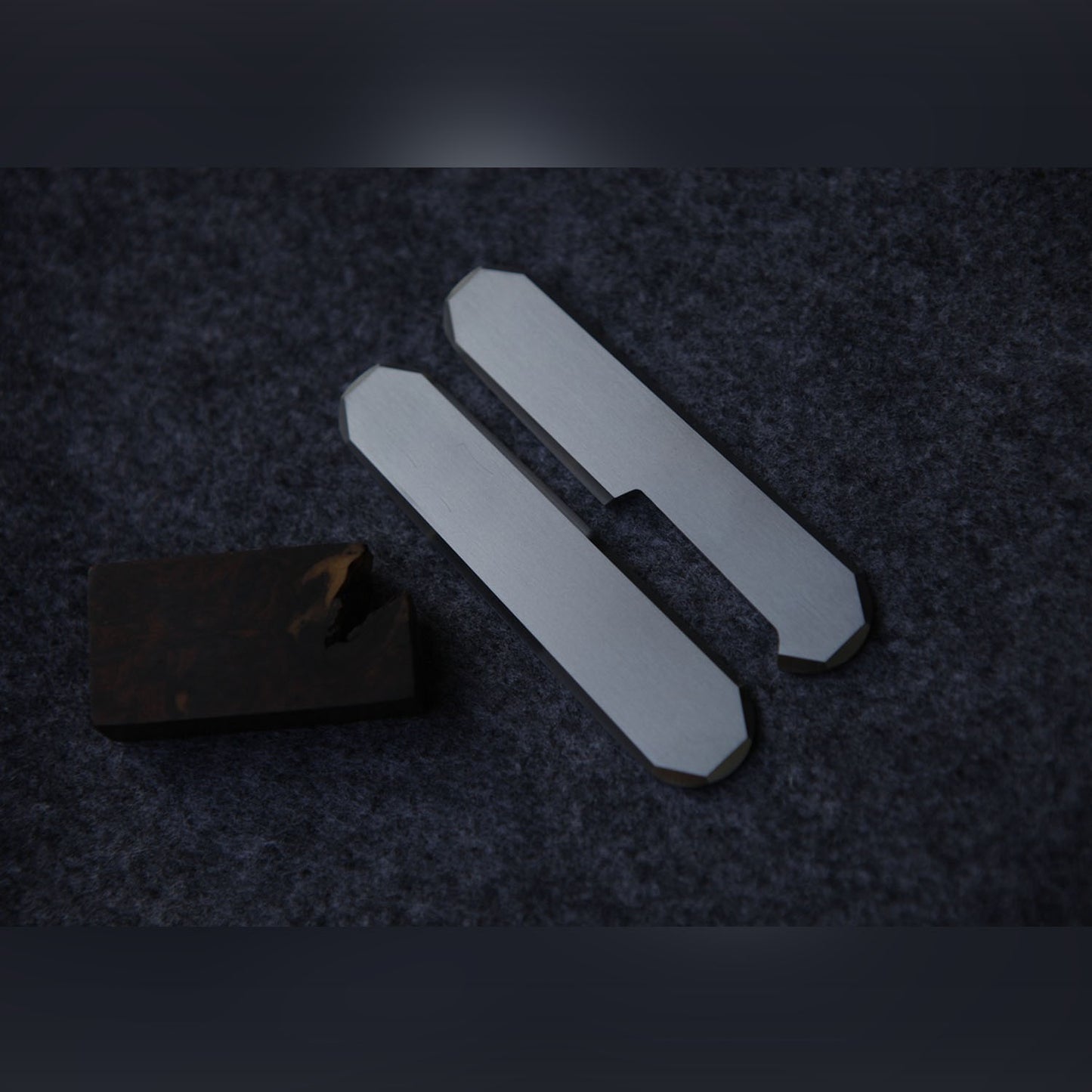 Cuchillo multiherramienta de 84 mm con báscula de titanio Future World
