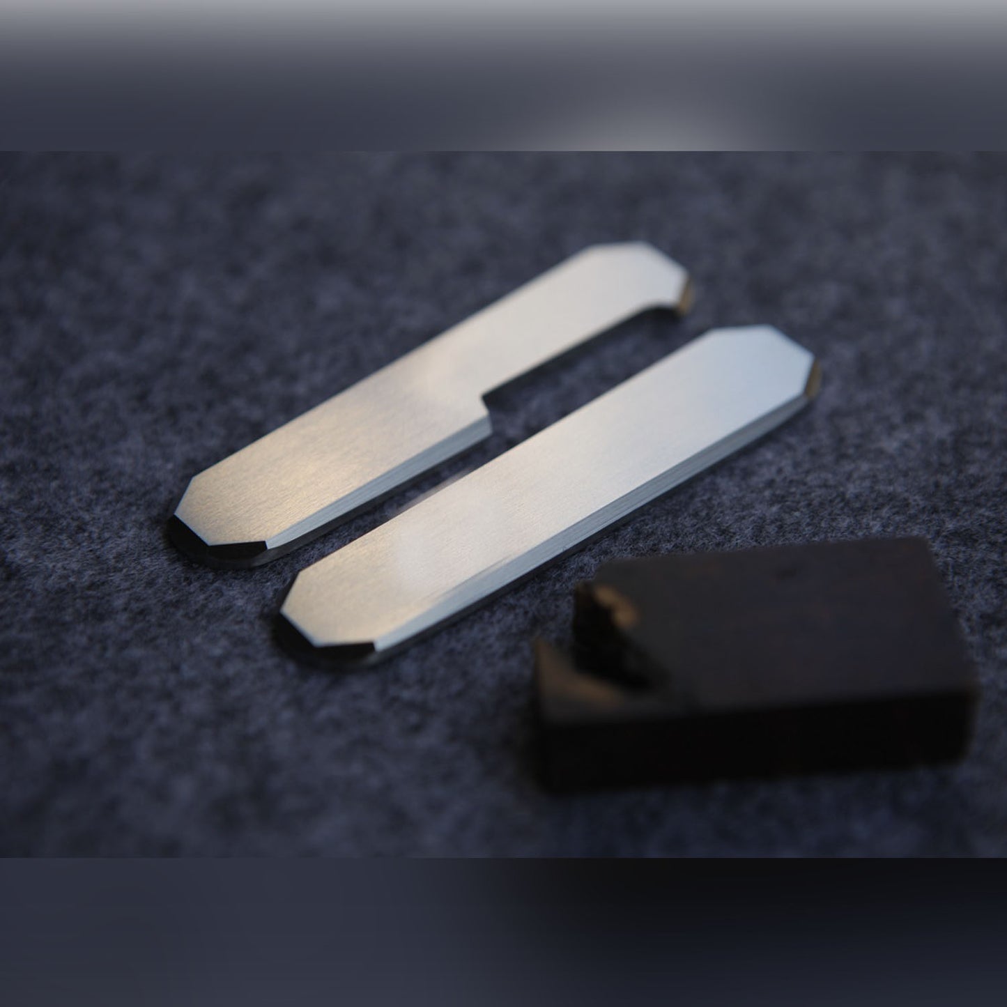 Cuchillo multiherramienta de 84 mm con báscula de titanio Future World