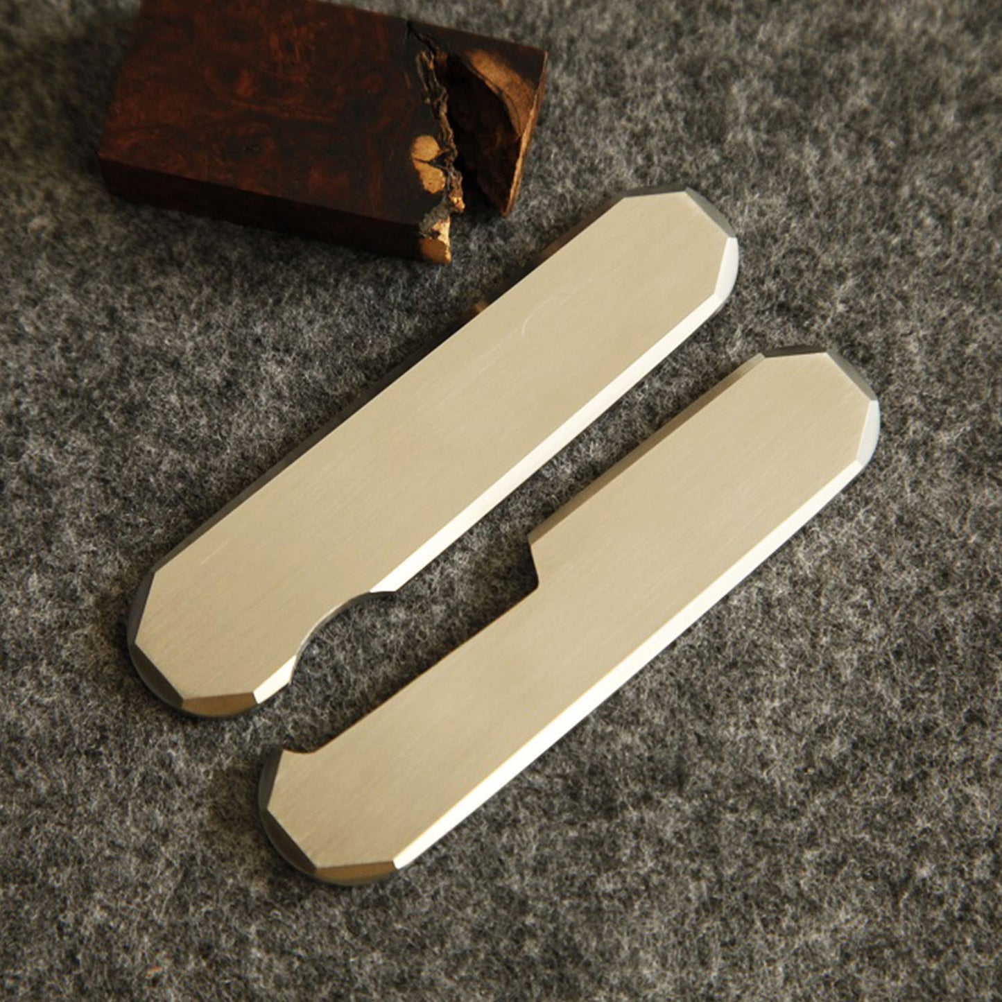 Cuchillo multiherramienta de 85 mm con cachas clásicas de titanio