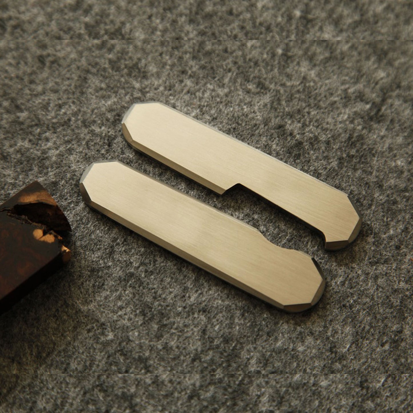 Cuchillo multiherramienta de 85 mm con cachas clásicas de titanio