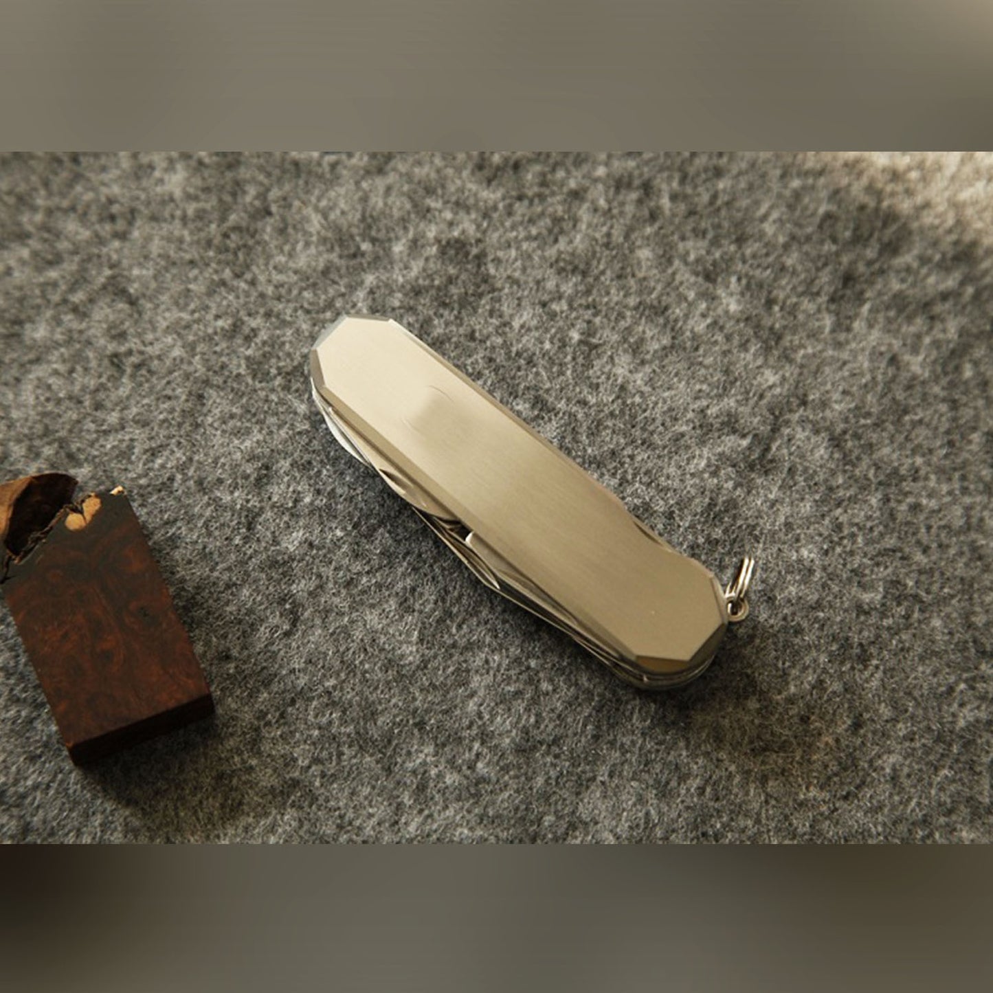 Cuchillo multiherramienta de 85 mm con cachas clásicas de titanio