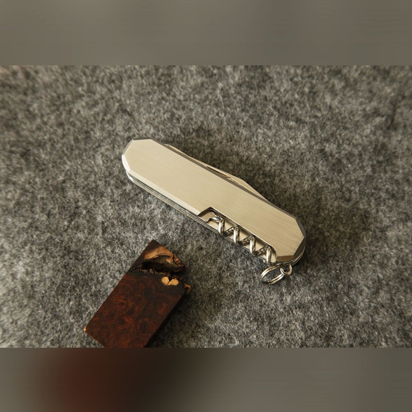 Cuchillo multiherramienta de 85 mm con cachas clásicas de titanio
