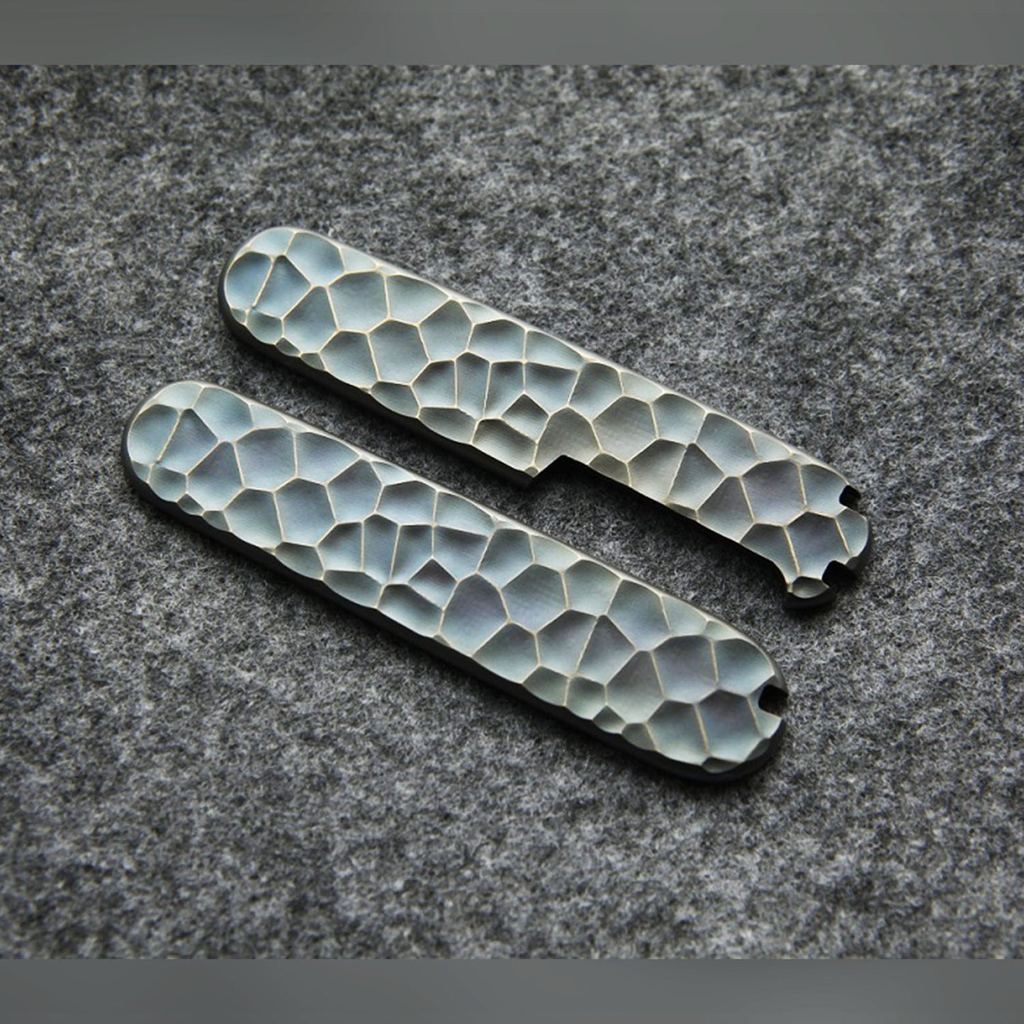 Cuchillo multiherramienta de 91 mm con mango de latón y escamas