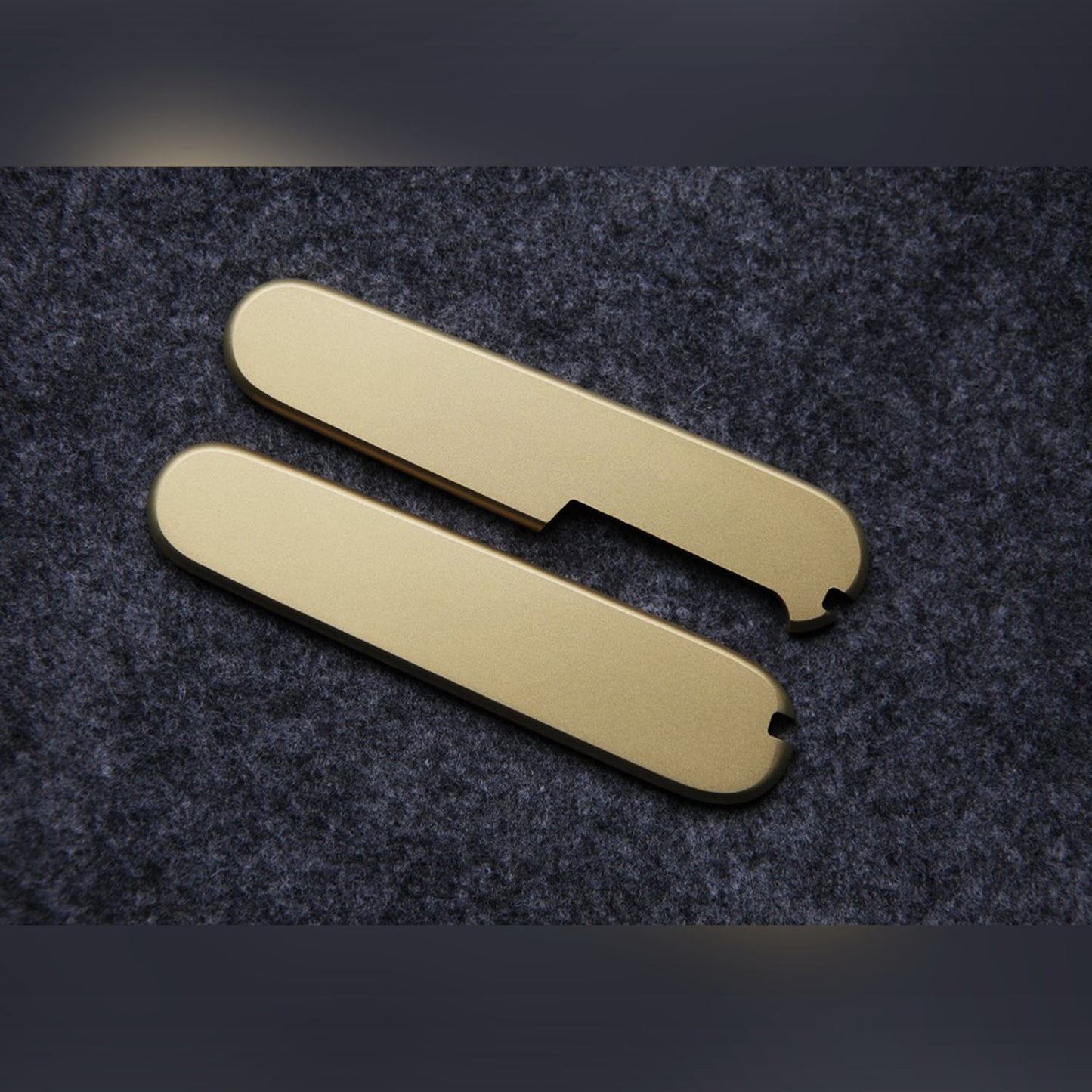Cuchillo multiherramienta de 91 mm con mango de latón y escamas