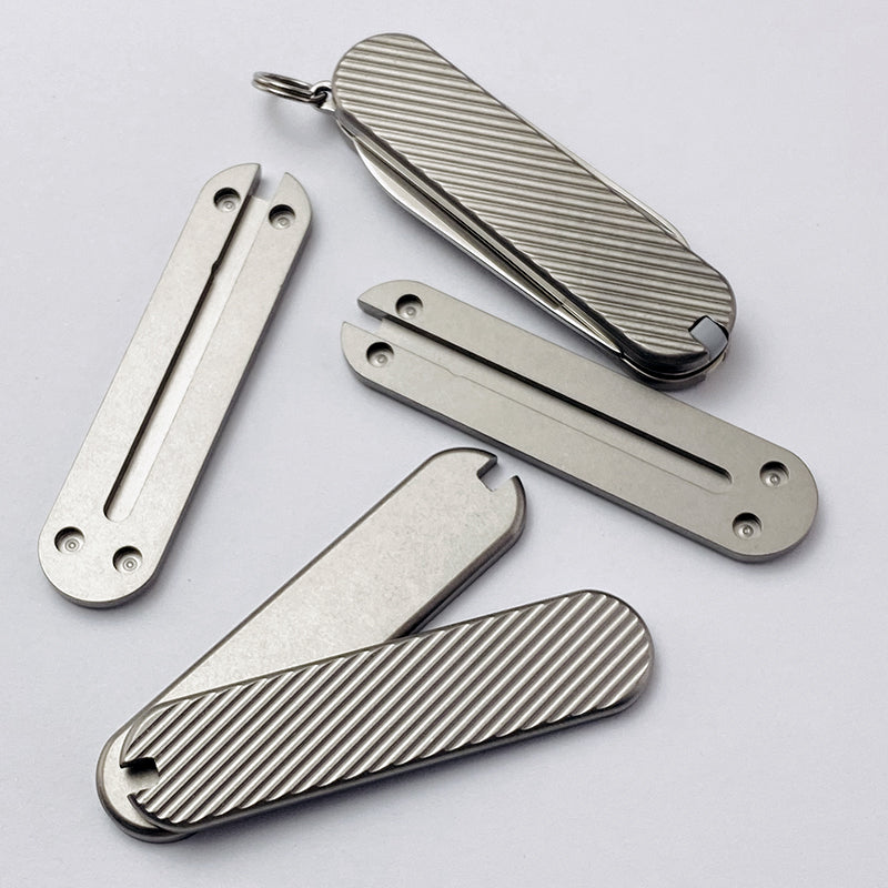 Cuchillo de 58 mm con cachas de titanio y mangos de repuesto para SAK