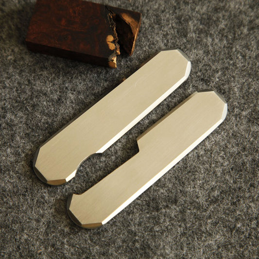 Cuchillo multiherramienta de 85 mm con cachas clásicas de titanio