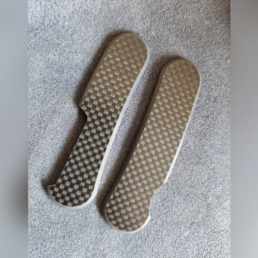 Navaja multiherramienta Delemont de 85 mm con mango de fibra de carbono y escamas